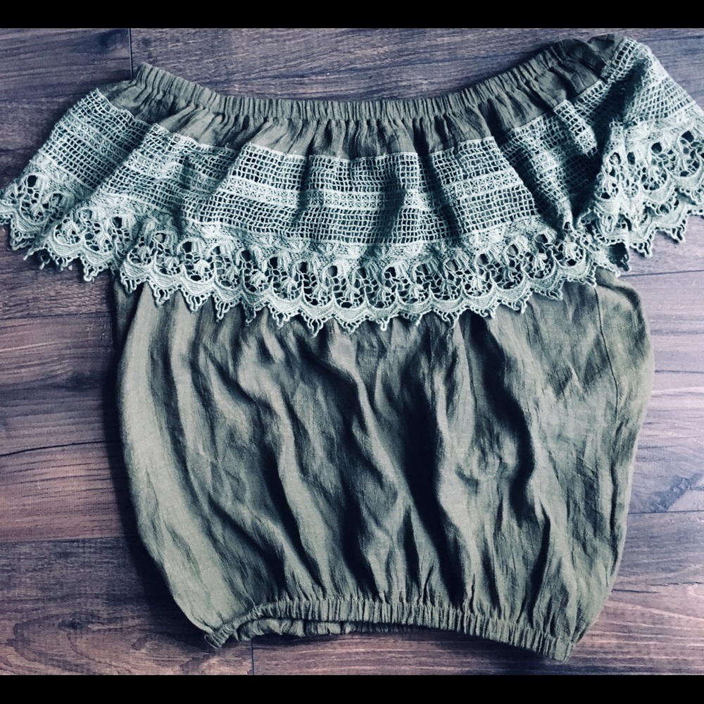 Olive green lace off shoulder crop 🍒